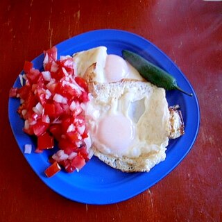 超簡単・目玉焼きとメキシカンサルサ